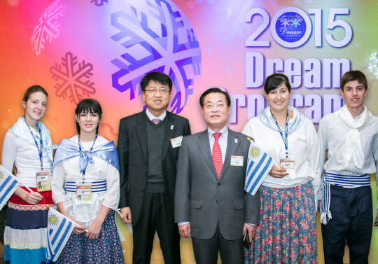 지난 26일 강원도 알펜시아 컨벤션센터에서 열린 2015 드림프로그램 환영식에 참석한 신현승 외환은행 부행장(오른쪽 세번째)이 행사에 참여한 우루과이 드림프로그램 참가팀 청소년들과 기념촬영을 하고 있다. 외환은행 제공